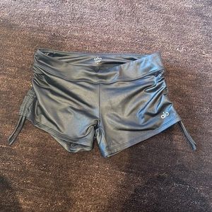 ALO YOGA cinched booty shorts (S)